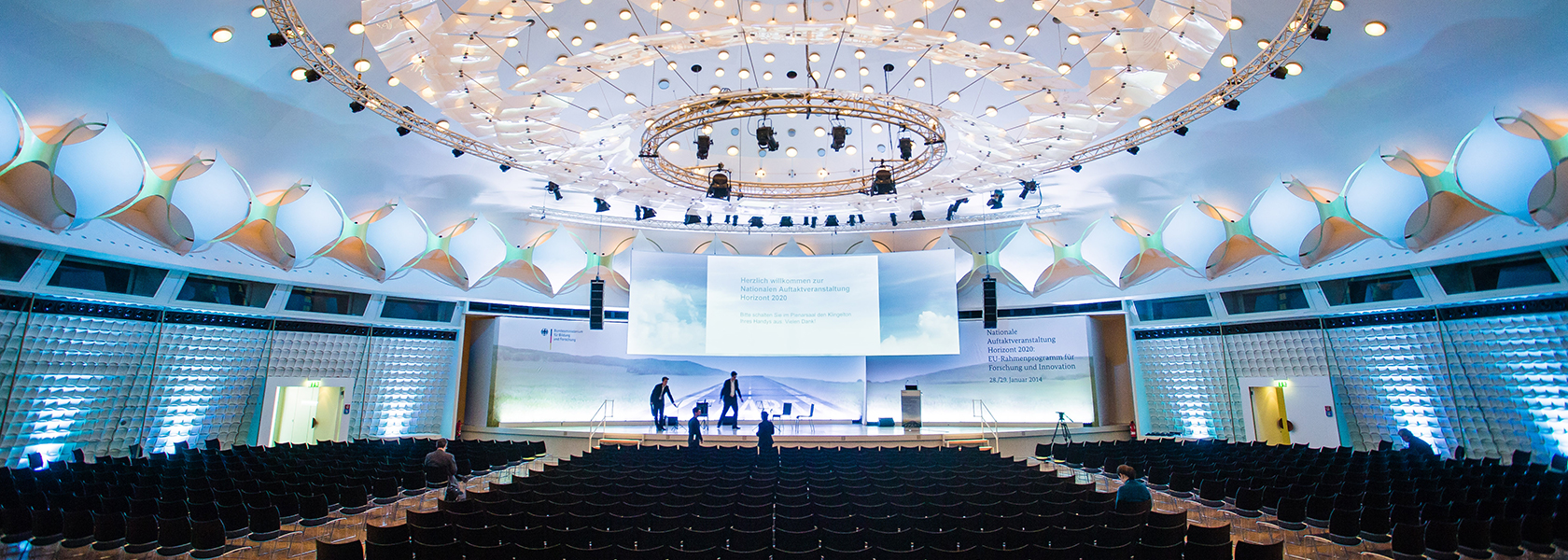 OB 20 ODER 2000 BESUCHER: <br/>MIT ALVERO SITZEN ALLE GUT.